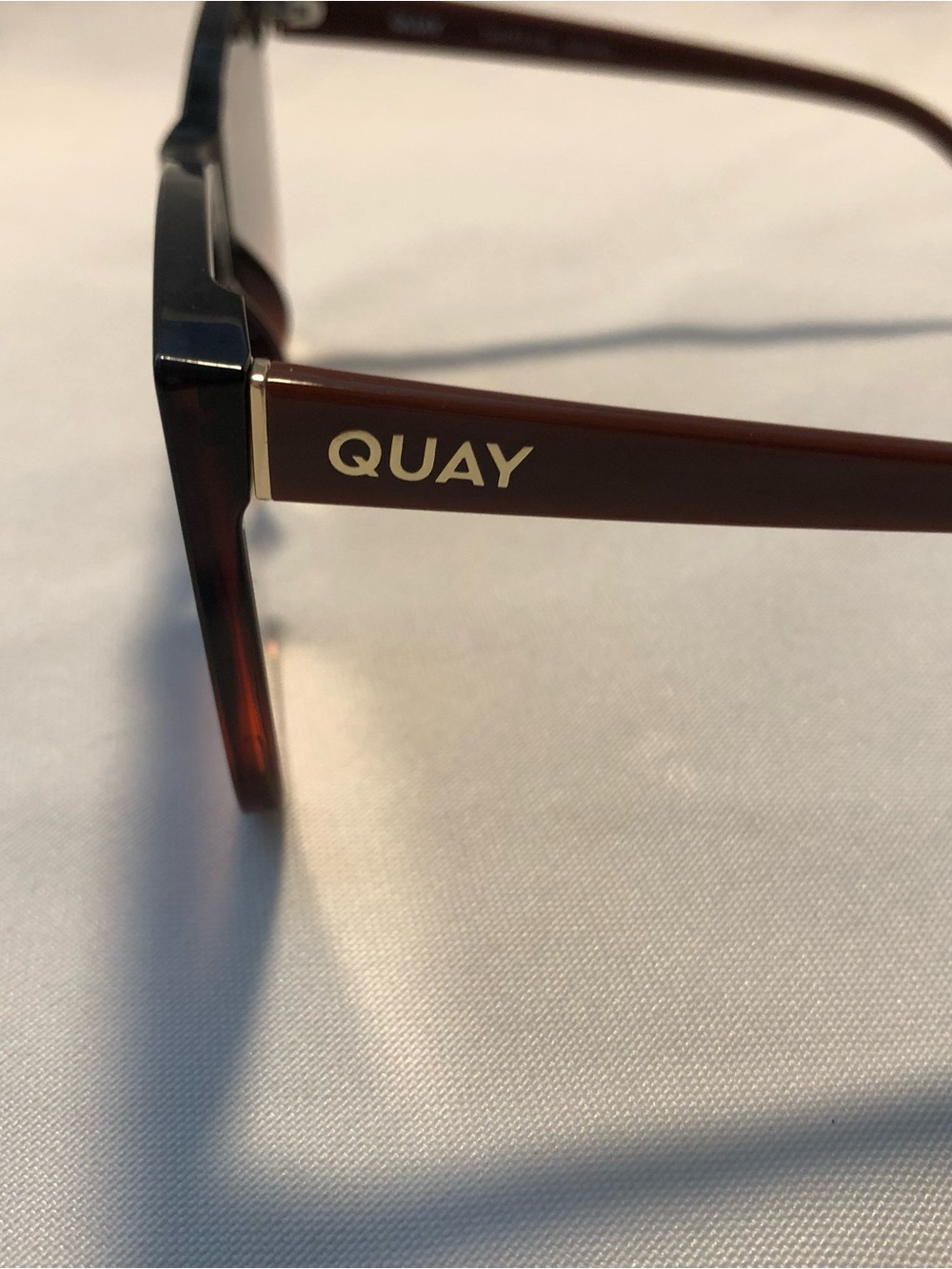 Like New Quay Oversized Cat-Eye Sunglasses With Case - Picture 8 of 9